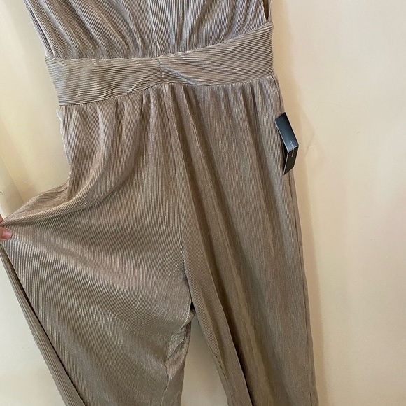 Lulus Turn Up Silver Metallic Pleated V-Neck Culotte Jumpsuit Size S NWT - Picture 5 of 11